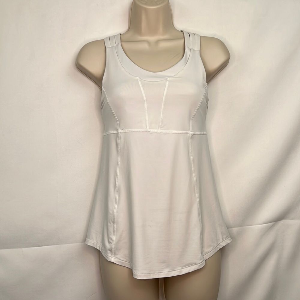 Lululemon white beat the heat cross cross tank with built in bra size 6 EUC